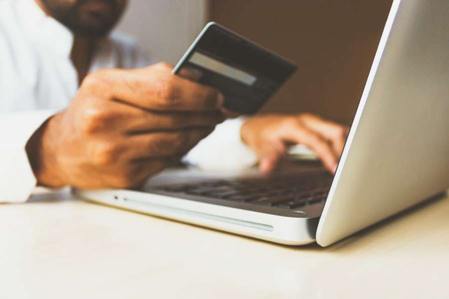 Beragam kartu dan alat pembayaran digital di atas meja