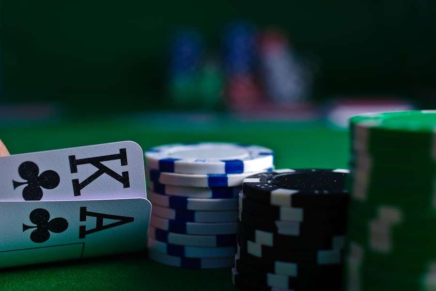 Meja poker dengan kartu terbuka dan tumpukan chip