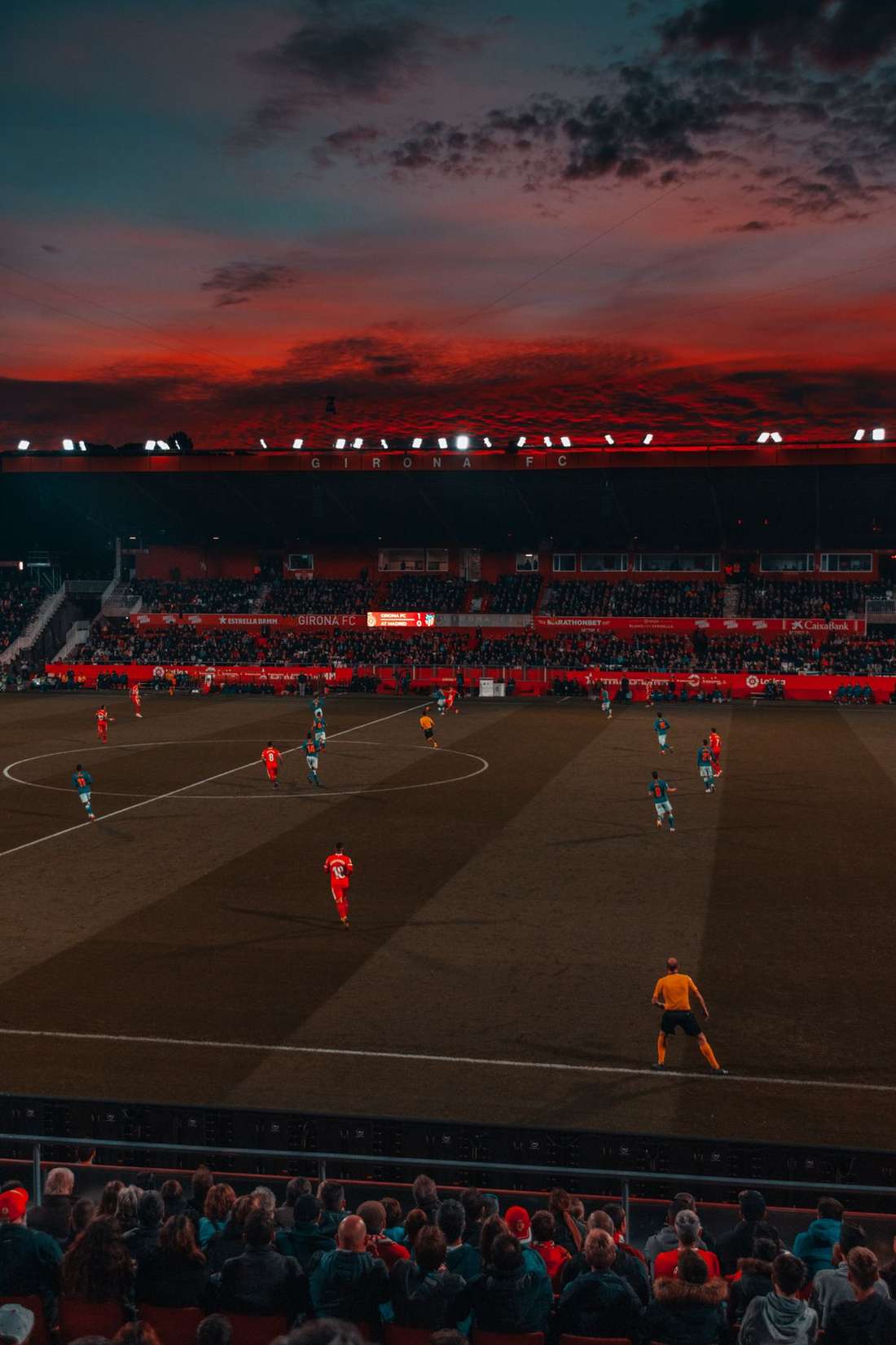 Stadion sepak bola menjelang malam